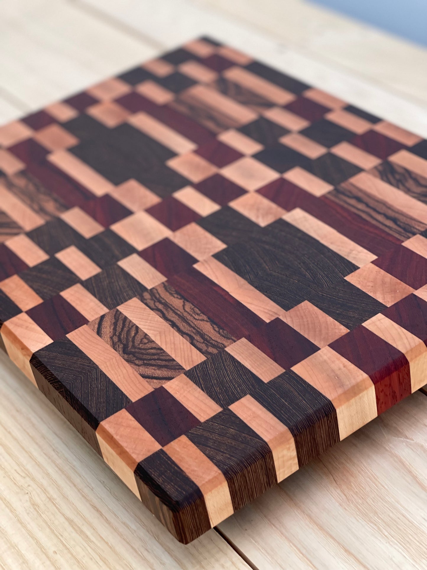 Geometric end grain cutting board